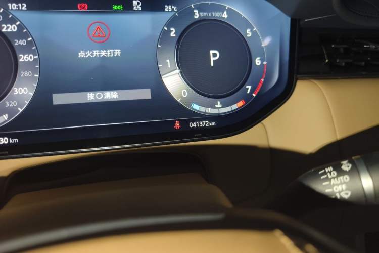 Used Land Rover Range 2023 3.0 L6 400 PS Prestige Seven-Seater Extended Version Odometer Close Up