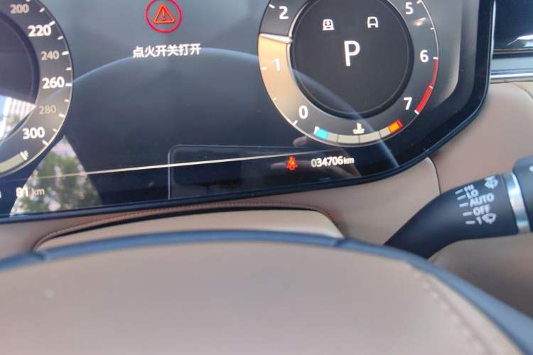 Used Land Rover Range 2023 3.0 L6 400 PS Prestige Seven-Seater Extended Version Odometer Close Up