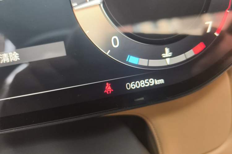 Used Land Rover Range 2023 3.0 L6 400 PS Prestige Seven-Seater Extended Version Odometer Close Up