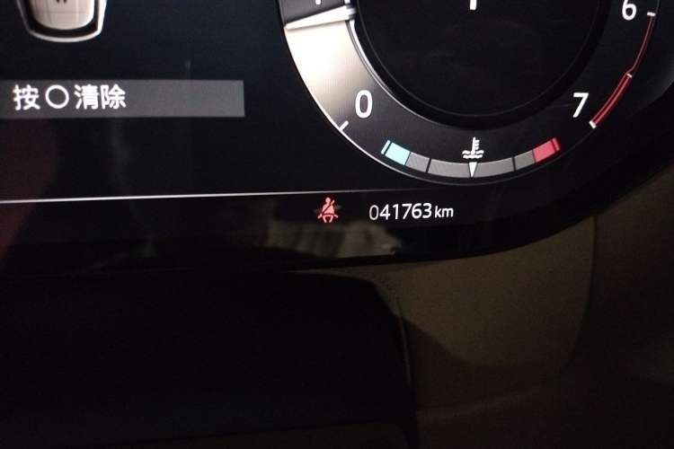 Used Land Rover Range 2023 3.0 L6 360 PS Grand Edition Odometer Close Up