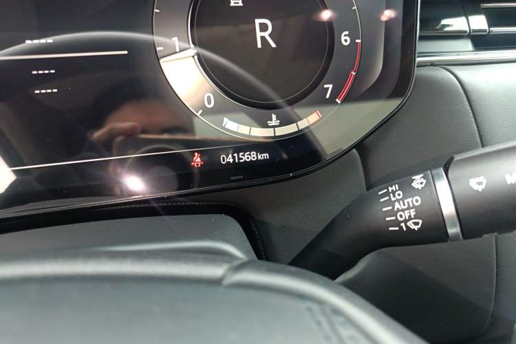Used Land Rover Range 2023 3.0 L6 400 PS Extended Long-Wheelbase Version Odometer Close Up