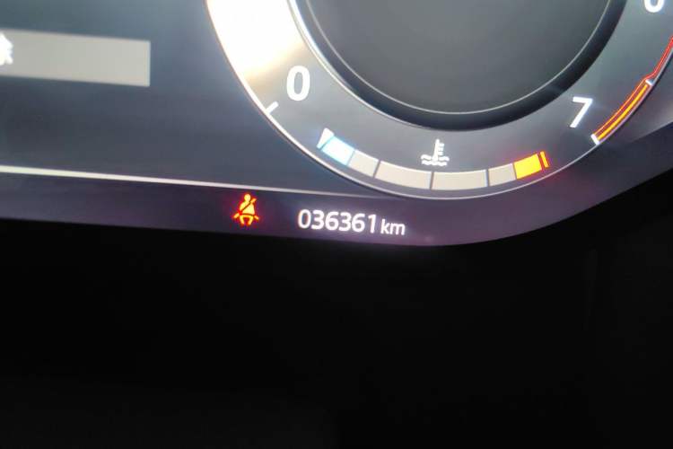 Used Land Rover Range 2023 3.0 L6 400 PS Prestige Seven-Seater Extended Version Odometer Close Up