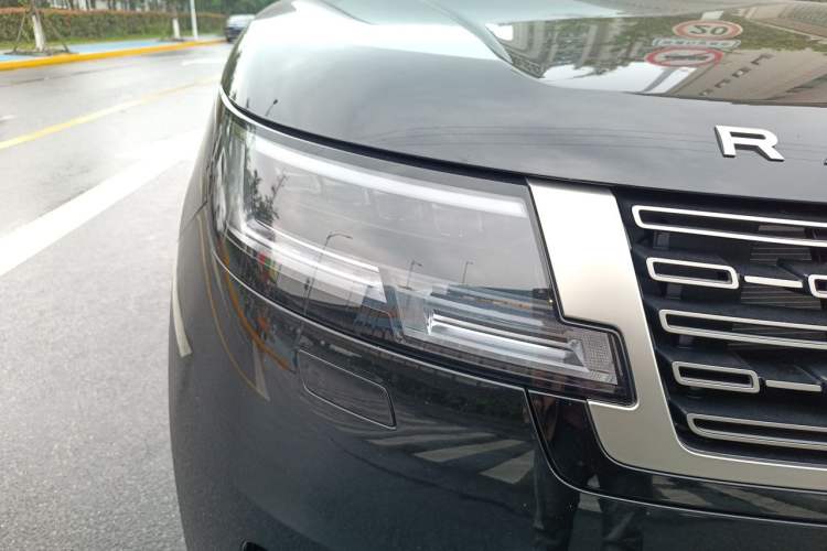 Used Land Rover Range 2023 3.0 L6 400 PS Prestige Seven-Seater Extended Version Right Front Headlight