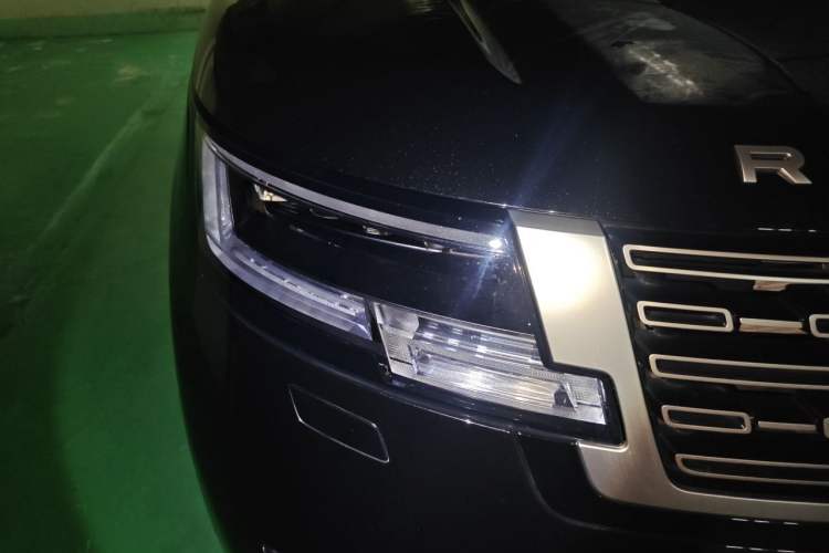Used Land Rover Range 2023 3.0 L6 400 PS Prestige Seven-Seater Extended Version Right Front Headlight