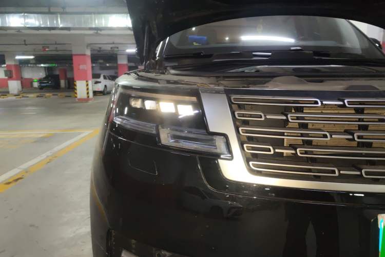 Used Land Rover Range 2023 3.0 L6 400 PS Prestige Seven-Seater Extended Version Right Front Headlight
