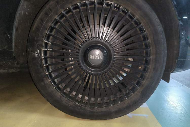 Used Land Rover Range 2023 3.0 L6 400 PS Flagship Extended Version Right Front Wheel Hub