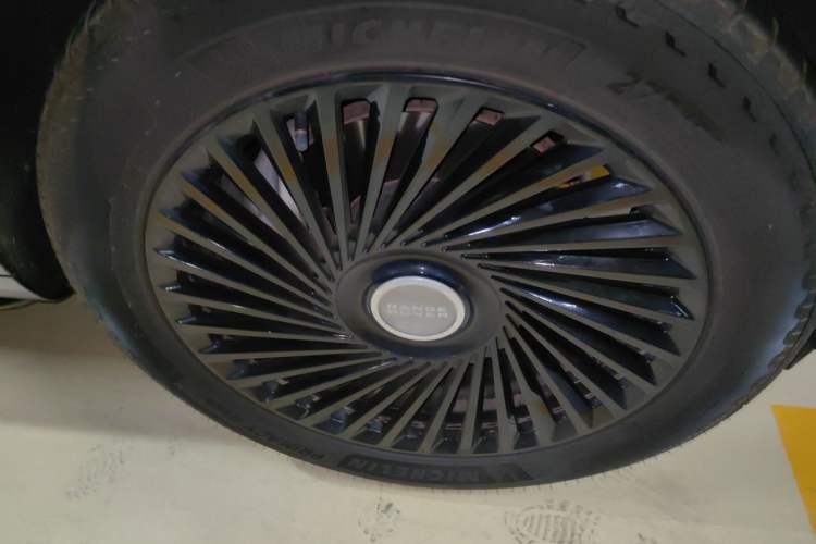 Used Land Rover Range 2023 Revised Version 3.0 L6 400 PS Extended Luxury Edition Right Front Wheel Hub