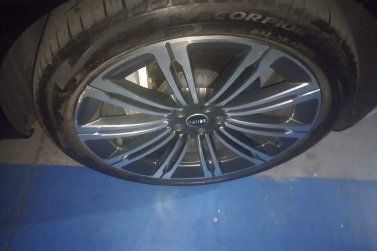 Used Land Rover Range 2023 3.0 L6 400 PS Prestige Seven-Seater Extended Version Right Front Wheel Hub