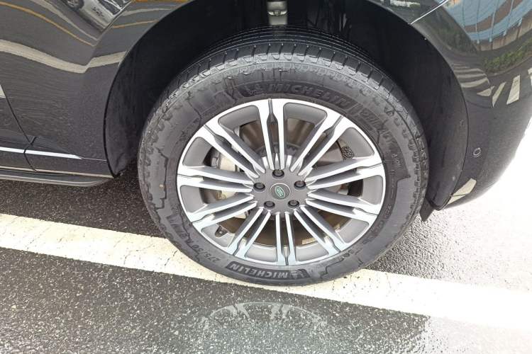 Used Land Rover Range 2023 3.0 L6 400 PS Prestige Seven-Seater Extended Version Right Front Wheel Hub