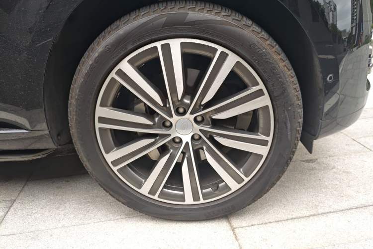 Used Land Rover Range 2023 3.0 L6 360 PS Grand Edition Right Front Wheel Hub