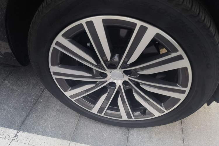 Used Land Rover Range 2023 3.0 L6 400 PS Flagship Extended Version Right Front Wheel Hub