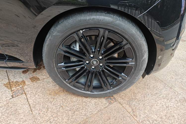 Used Land Rover Range 2023 3.0 L6 400 PS Prestige Seven-Seater Extended Version Right Front Wheel Hub