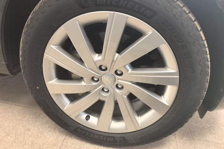 Used Land Rover Range 2023 3.0 L6 400 PS Prestige Seven-Seater Extended Version Right Front Wheel Hub