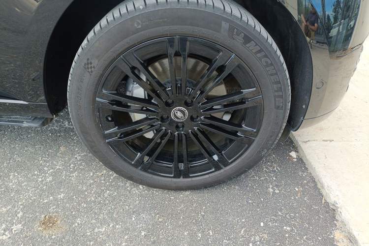 Used Land Rover Range 2023 3.0 L6 400 PS Prestige Seven-Seater Extended Version Right Front Wheel Hub