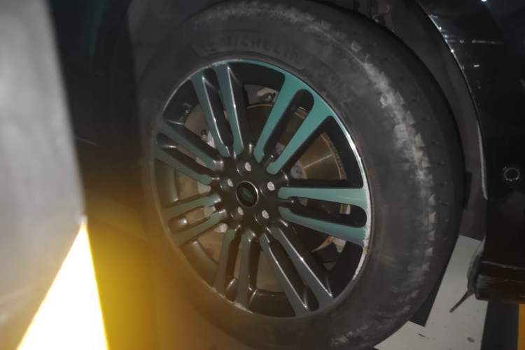 Used Land Rover Range 2023 Revised Version 3.0 L6 400 PS Extended Luxury Edition Right Front Wheel Hub