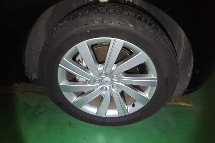 Used Land Rover Range 2023 3.0 L6 400 PS Prestige Seven-Seater Extended Version Right Front Wheel Hub