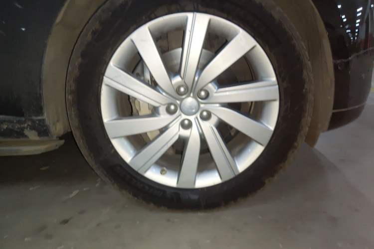 Used Land Rover Range 2023 3.0 L6 400 PS Prestige Seven-Seater Extended Version Right Front Wheel Hub