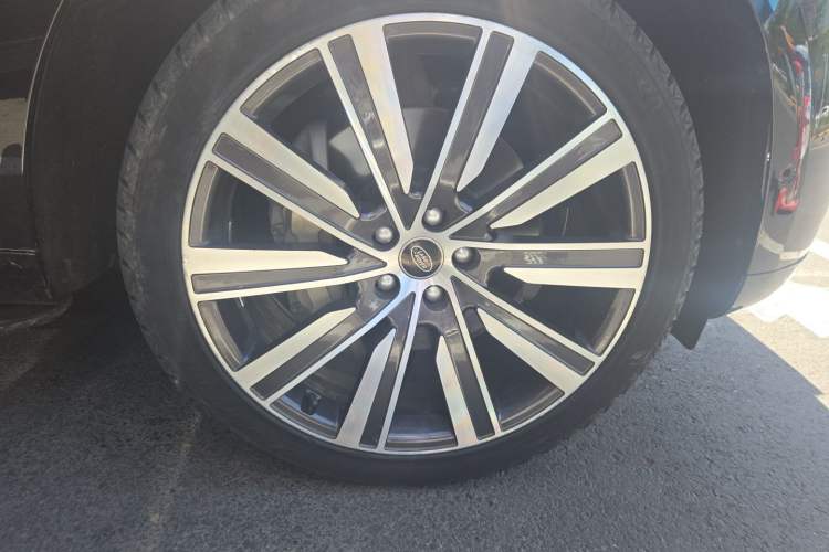 Used Land Rover Range 2023 3.0 L6 400 PS Prestige Seven-Seater Extended Version Right Front Wheel Hub