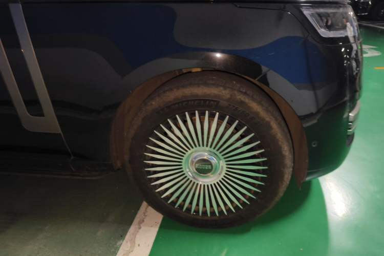 Used Land Rover Range 2023 3.0 L6 400 PS Prestige Seven-Seater Extended Version Right Front Wheel Hub