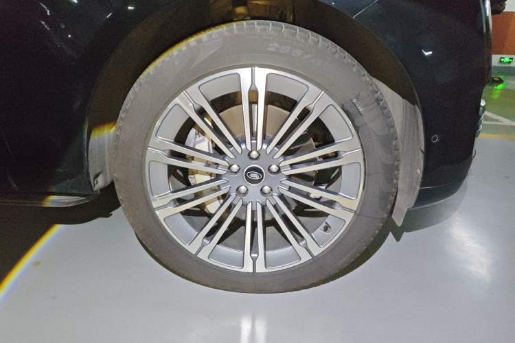 Used Land Rover Range 2023 3.0 L6 400 PS Prestige Seven-Seater Extended Version Right Front Wheel Hub