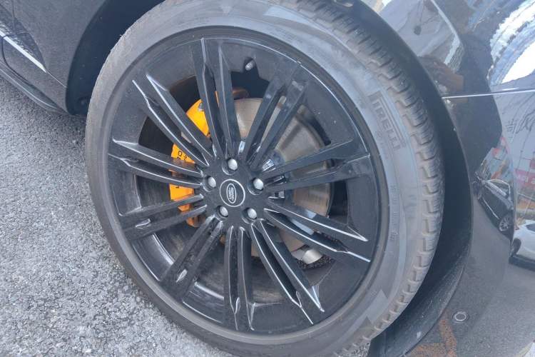 Used Land Rover Range 2023 3.0 L6 400 PS Prestige Seven-Seater Extended Version Right Front Wheel Hub