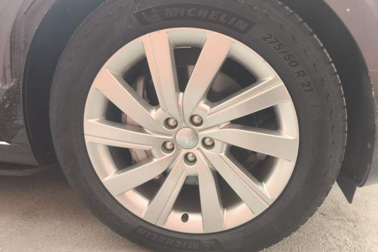 Used Land Rover Range 2023 3.0 L6 400 PS Prestige Seven-Seater Extended Version Right Front Wheel Hub