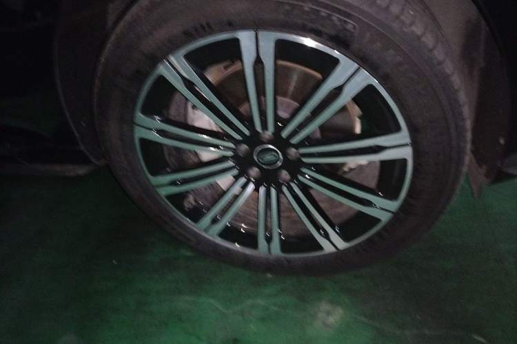 Used Land Rover Range 2023 3.0 L6 360 PS Grand Edition Right Front Wheel Hub