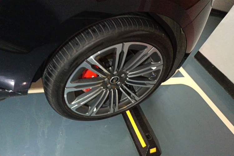 Used Land Rover Range 2023 3.0 L6 400 PS Prestige Seven-Seater Extended Version Right Front Wheel Hub