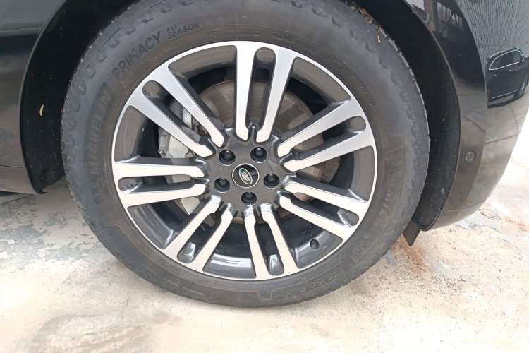 Used Land Rover Range 2023 3.0 L6 400 PS Extended Long-Wheelbase Version Right Front Wheel Hub