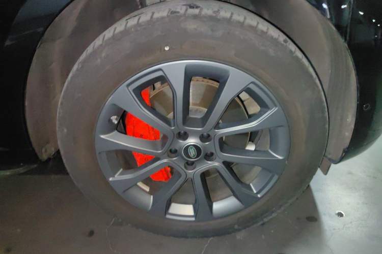 Used Land Rover Range 2023 3.0 L6 400 PS Prestige Seven-Seater Extended Version Right Front Wheel Hub