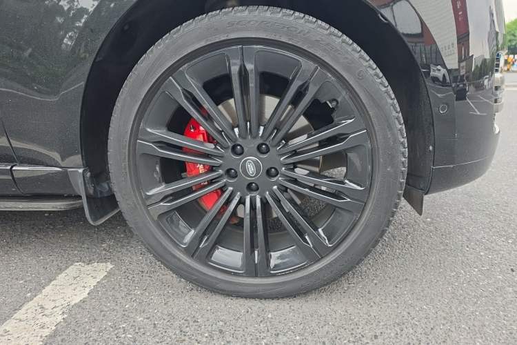 Used Land Rover Range 2023 3.0 L6 360 PS Grand Edition Right Front Wheel Hub