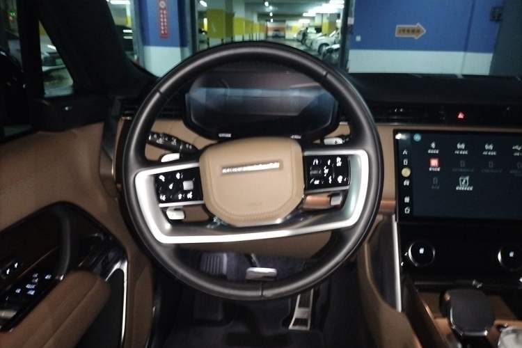 Used Land Rover Range 2023 3.0 L6 360 PS Grand Edition Steering Wheel