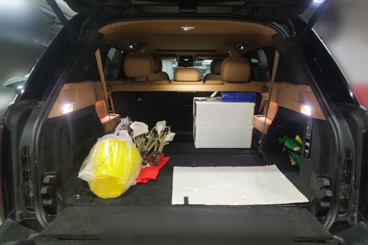 Used Land Rover Range 2023 3.0 L6 400 PS Prestige Seven-Seater Extended Version Trunk