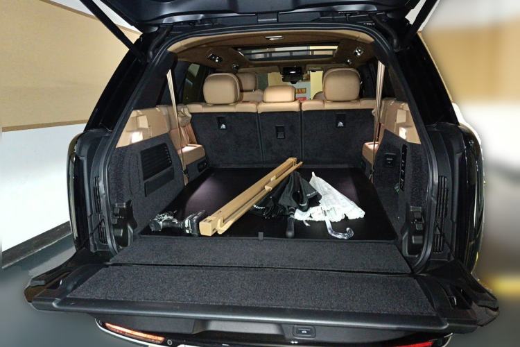 Used Land Rover Range 2023 3.0 L6 400 PS Prestige Seven-Seater Extended Version Trunk