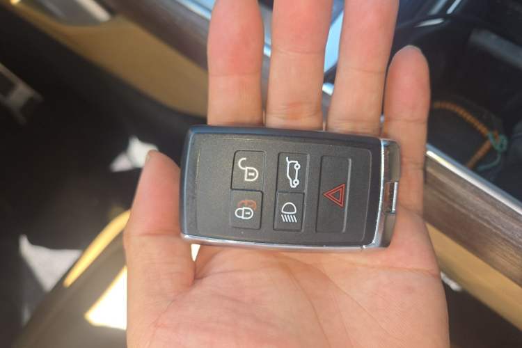 Used Land Rover Range 2023 3.0 L6 400 PS Prestige Seven-Seater Extended Version Vehicle Key