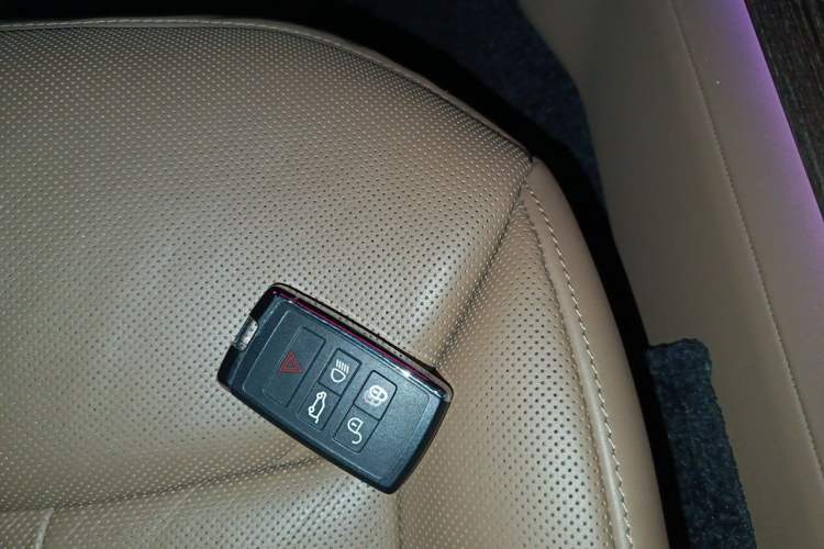 Used Land Rover Range 2023 3.0 L6 400 PS Prestige Seven-Seater Extended Version Vehicle Key