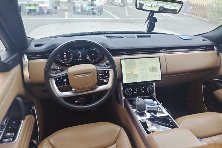 Used Land Rover Range 2023 3.0 L6 360 PS Grand Edition Center Console