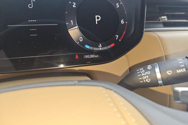 Used Land Rover Range 2023 3.0 L6 360 PS Grand Edition Odometer Close Up