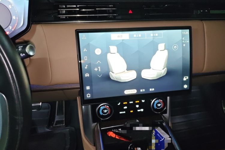 Used Land Rover Range 2023 3.0 L6 400 PS Prestige Seven-Seater Extended Version Audio And AC Panel