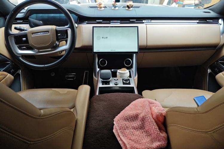 Used Land Rover Range 2023 3.0 L6 360 PS Grand Edition Center Console