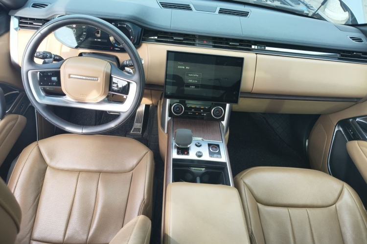 Used Land Rover Range 2023 3.0 L6 400 PS Prestige Seven-Seater Extended Version Center Console