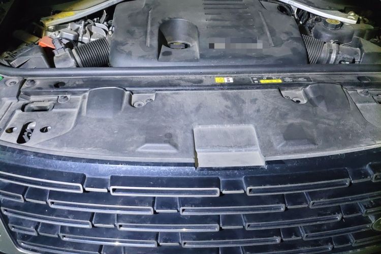 Used Land Rover Range 2023 3.0 L6 400 PS Prestige Seven-Seater Extended Version Engine Bay