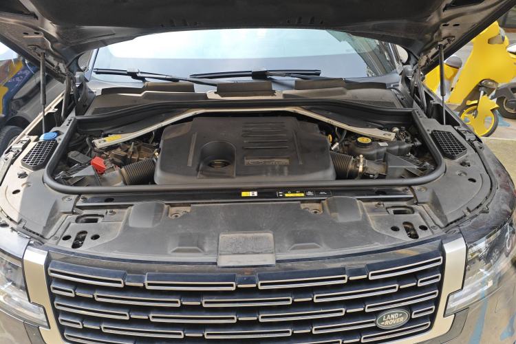Used Land Rover Range 2023 3.0 L6 360 PS Grand Edition Engine Bay