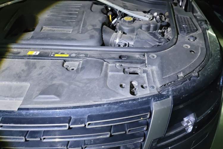 Used Land Rover Range 2023 3.0 L6 400 PS Prestige Seven-Seater Extended Version Engine Bay Left