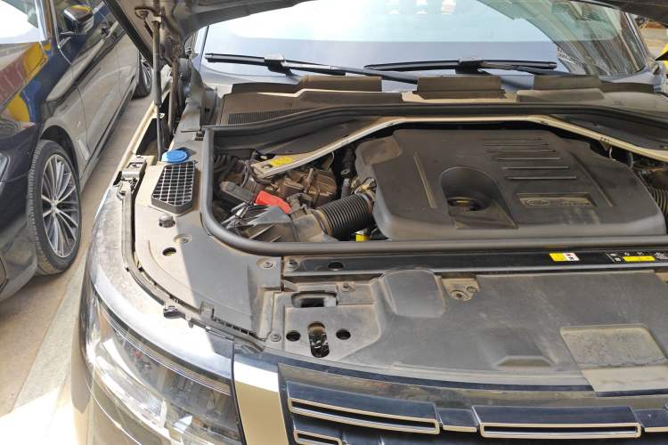 Used Land Rover Range 2023 3.0 L6 360 PS Grand Edition Engine Bay Right