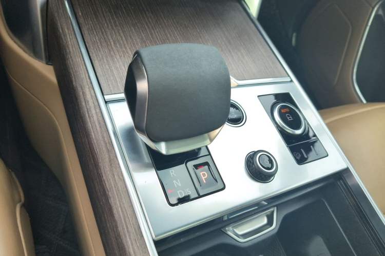 Used Land Rover Range 2023 3.0 L6 400 PS Prestige Seven-Seater Extended Version Gear Lever
