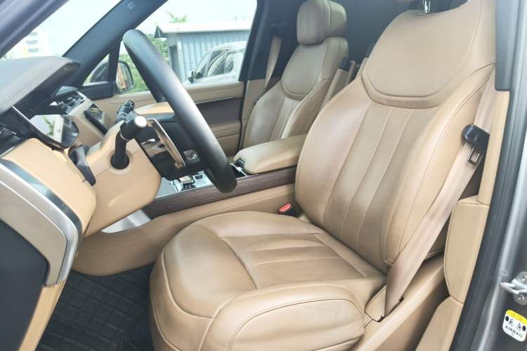 Used Land Rover Range 2023 3.0 L6 400 PS Prestige Seven-Seater Extended Version Left Front Seat