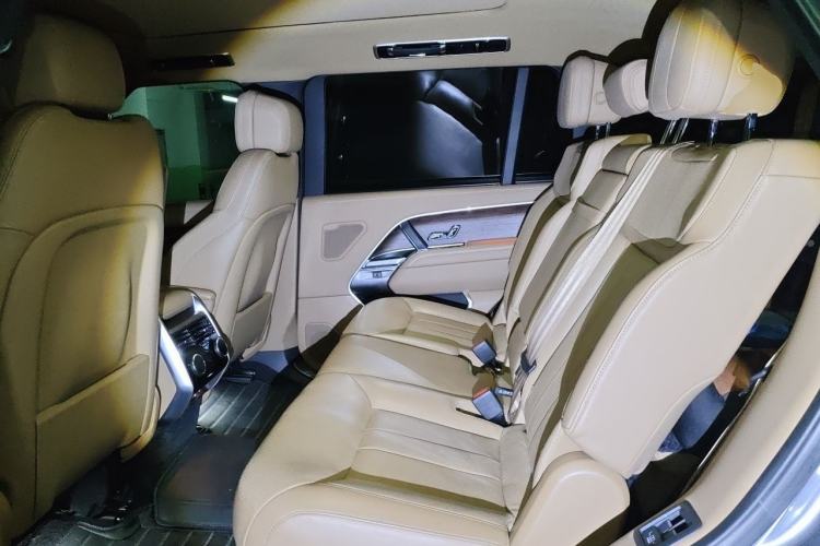 Used Land Rover Range 2023 3.0 L6 400 PS Prestige Seven-Seater Extended Version Left Rear Seat