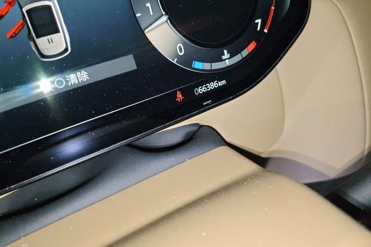 Used Land Rover Range 2023 3.0 L6 400 PS Prestige Seven-Seater Extended Version Odometer Close Up