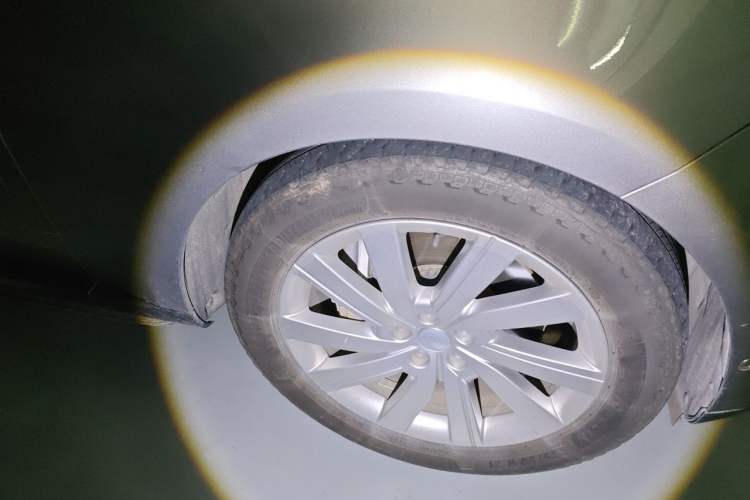 Used Land Rover Range 2023 3.0 L6 400 PS Prestige Seven-Seater Extended Version Right Front Wheel Hub